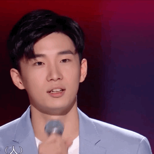 今晚中国好声音被@曹杨young实力圈粉,音乐剧男主角出身,舞台演唱功底
