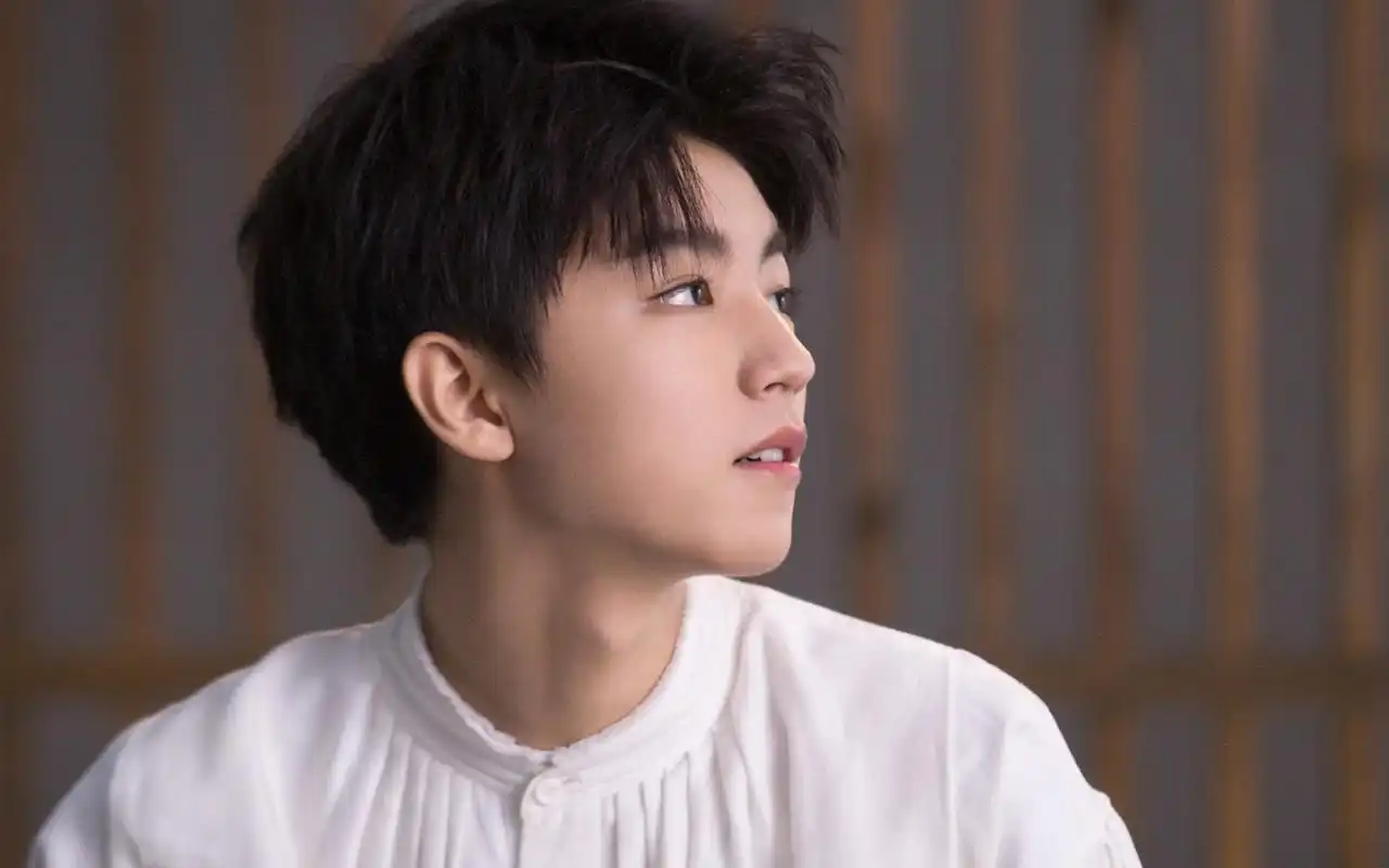 王俊凯白衣帅气写真图片桌面壁纸