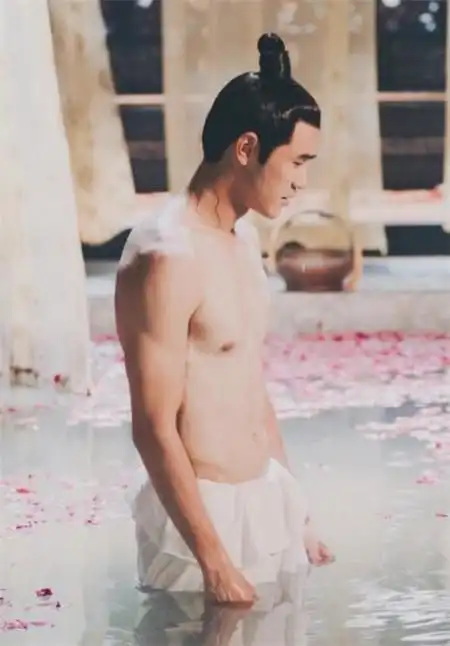 看《扶摇》被阮经天腹肌给迷住了,身上英文刺青有着特殊含义