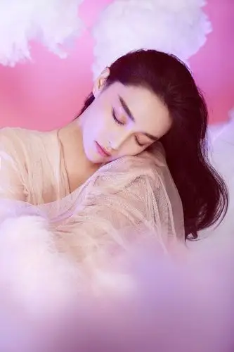 张馨予薄纱遮身变性感尤物 上演粉红诱惑