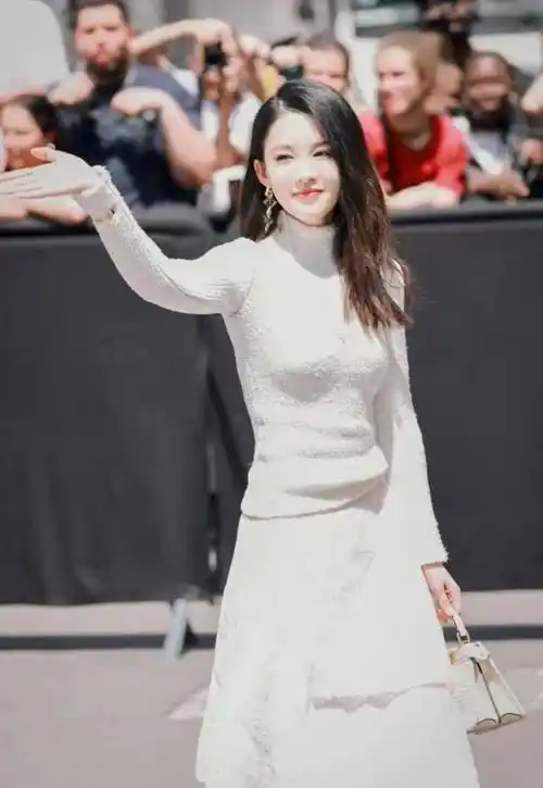 很多粉丝也在秀场外和李沁打招呼,李沁也是非常热烈的招手回应着,人气