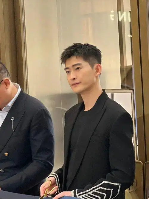 张翰出席品牌活动黑色look利落短发身材比例优越清爽帅气