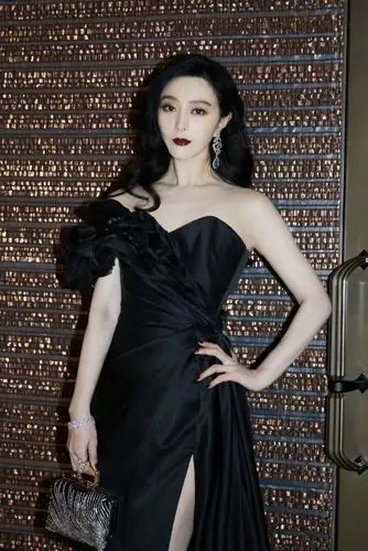 红毯女王范冰冰重出江湖一袭黑色礼服裙配驴蹄鞋美成焦点