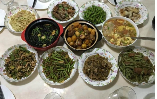 闺蜜来我家老公做一桌好菜,吃饭时闺蜜的一句话,我把她打流产