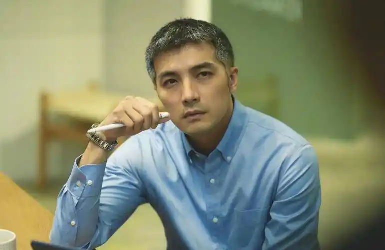 贺军翔近照认不出,短发沧桑显老,皮肤松弛似中年老干部_网友_西装