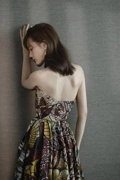 李一桐太甜美了,穿黑色短上衣配红色裙子,30岁娇嫩似大一新生|减龄