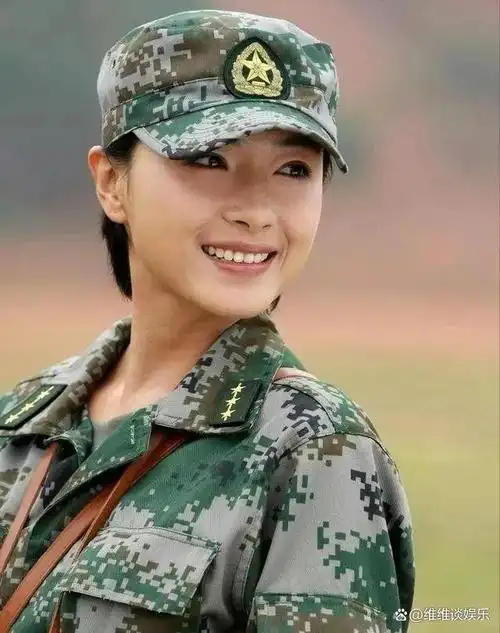 同样是军装照,把宋轶周冬雨和殷桃放一起对比,差距就出来了
