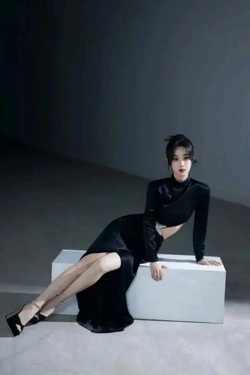 杨紫一袭黑色礼服裙:展现出复古的时尚感,网友直呼,真是太美了