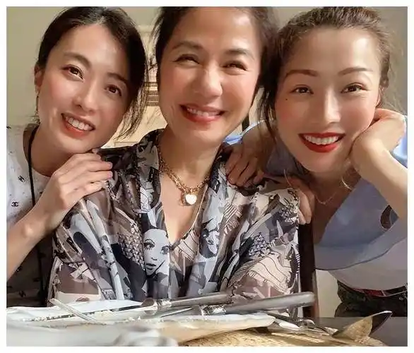 甘比晒与郑秀文钟楚红合照,闺蜜三人温馨卖萌,感受友谊之美.