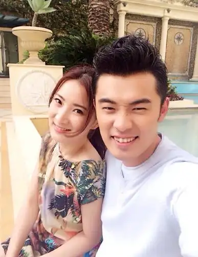 陈赫妻子晒高清私照侧身看张子萱意外暴露一个小秘密一马平川
