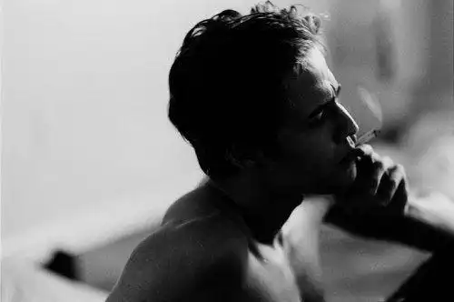 肌肉男:颓废的发~黑白欧美型男图片-小虾米