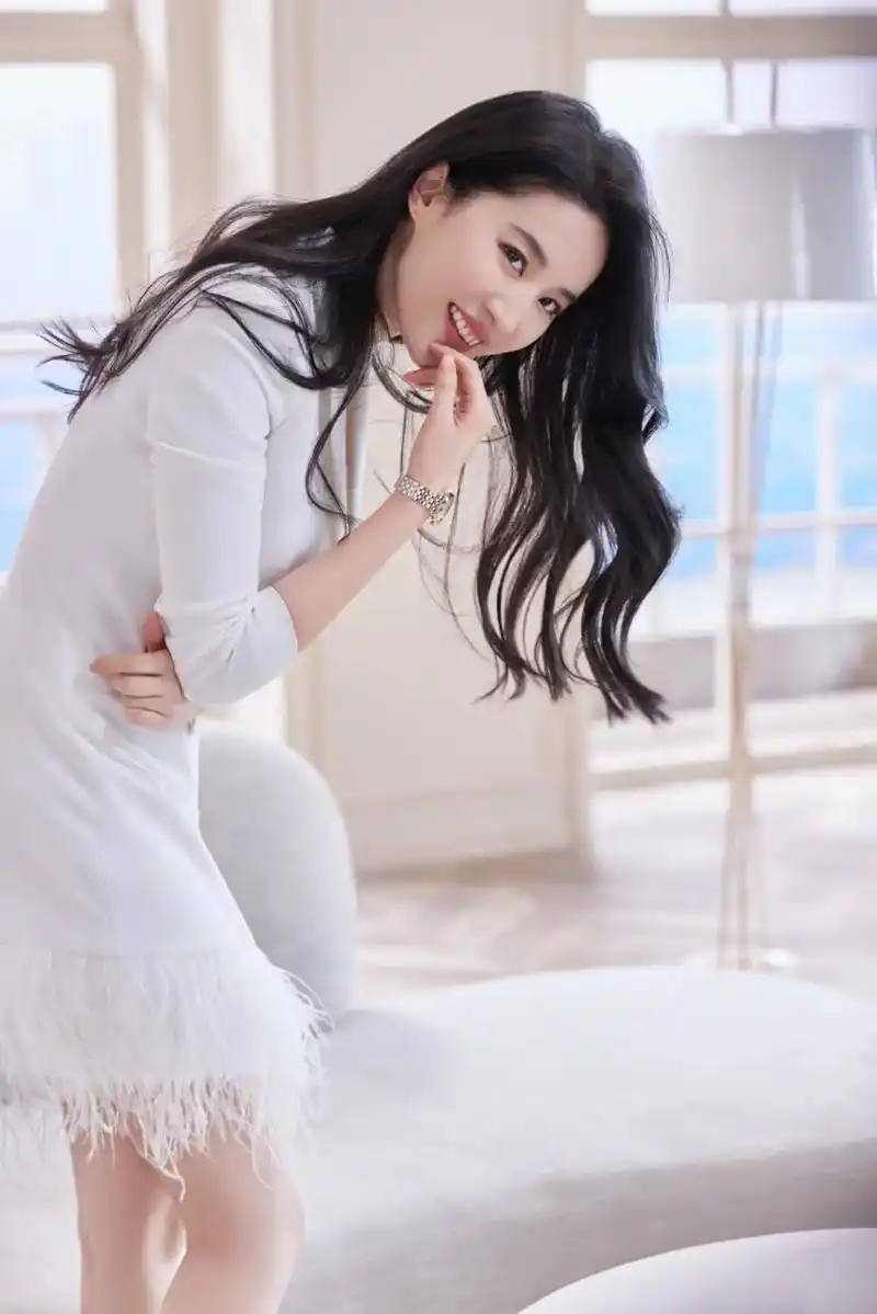 刘亦菲,1987年8月25日出生于湖北省武汉市,华语影视女演员,歌手