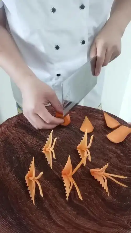 很简单的蝴蝶刻法,试试一根胡萝卜能刻出多少蝴蝶来