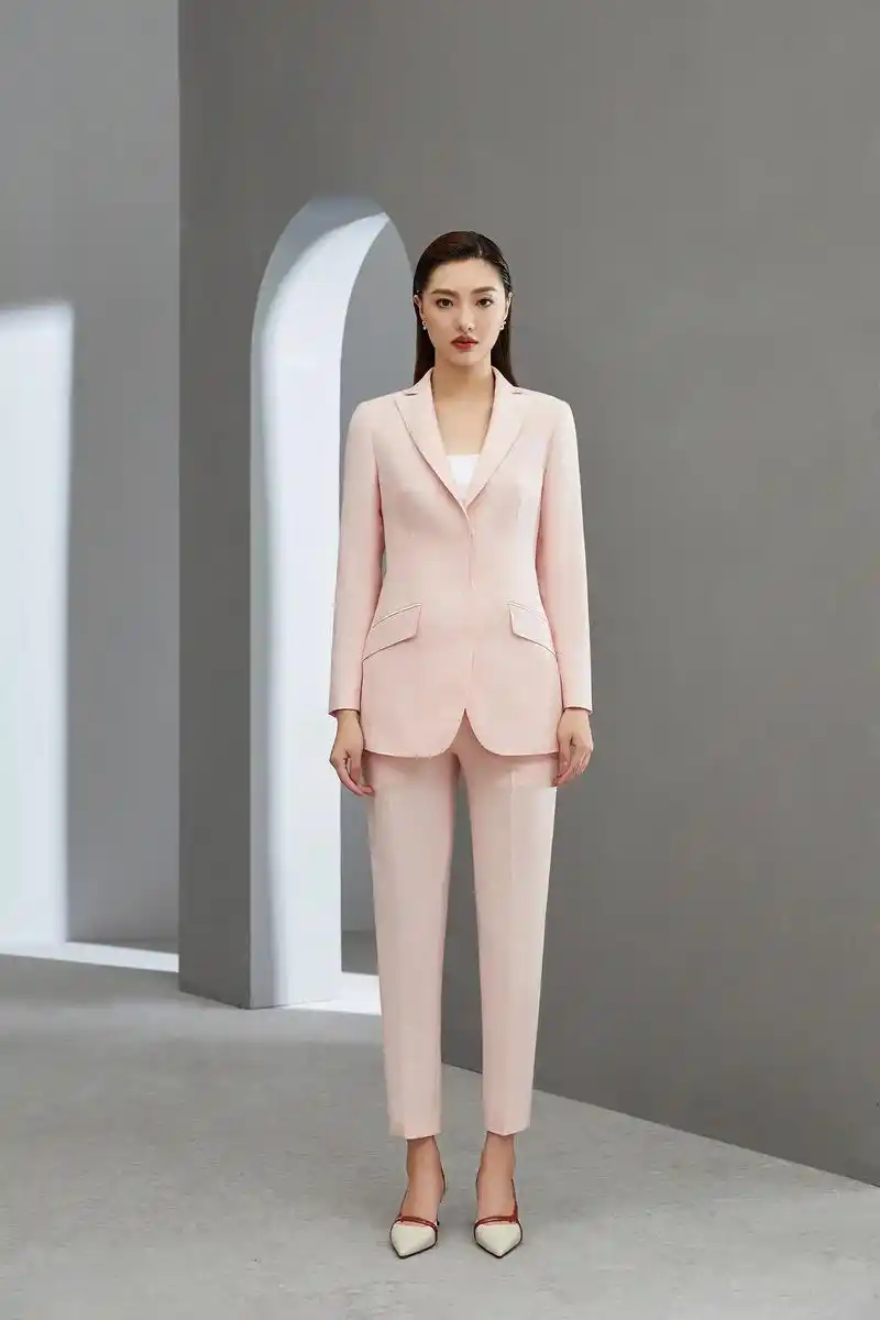 西装定制 | 西装用这个颜色也太好看了吧.一身奶粉色的西装套 - 抖音
