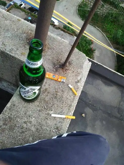 喝酒抽烟,缓解压力,可是路上的人就一直抬头看我,一直看的!