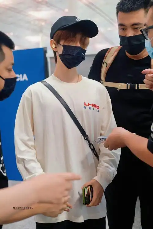 贺峻霖机场出发路透白t77短裤造型干净清爽的帅哥啊