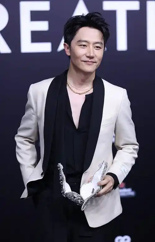 张艺兴身穿棕色衣裤,单手比划着胜利的姿势,帅气亮相!