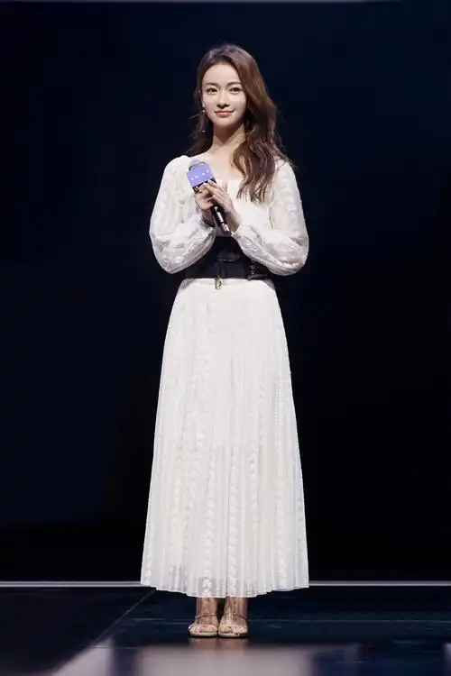 吴谨言亮相上海发布会白裙简约大气温婉迷人
