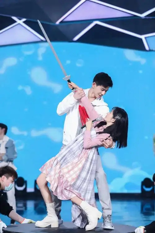 乔振宇《快乐大本营》 秀一字马"网课"教学舞剑花__财经头条