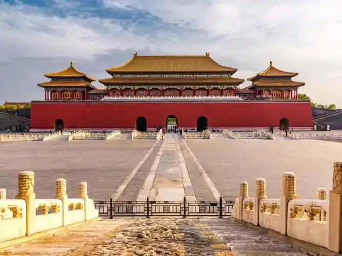 午门正面这样设计自然有特定的规制因此,有"明三暗五"之说从背面看却