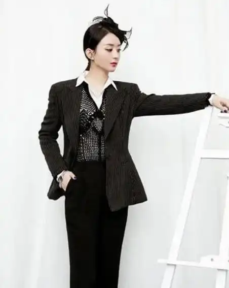 赵丽颖波点西装写真曝光配渔网装饰帅气又干练