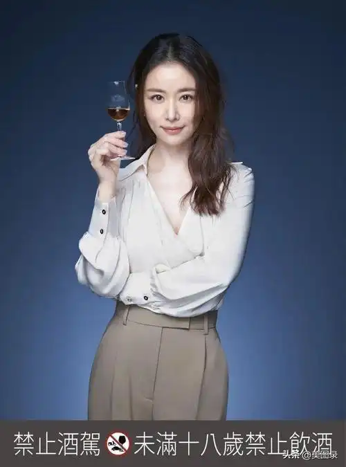 48岁林心如老到认不出!穿宽松t恤显苍老,素颜出镜似寻常大婶