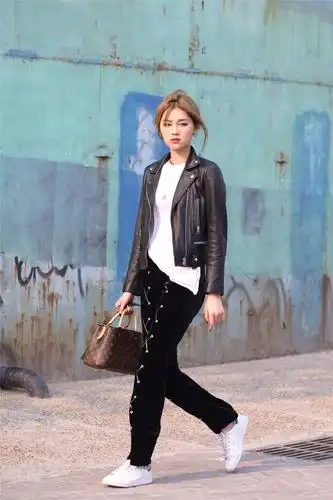 黑色皮夹克搭配丝绒长裤,一双白色板鞋,搭配出现小清新的感觉