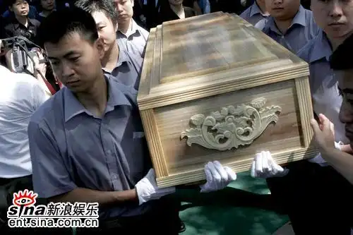 影音娱乐 明星全接触 著名演员傅彪病逝专题 正文傅彪灵柩被抬出灵堂