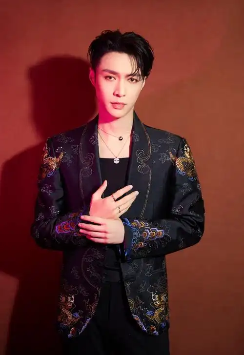 张艺兴刺绣西装帅气写真图片14