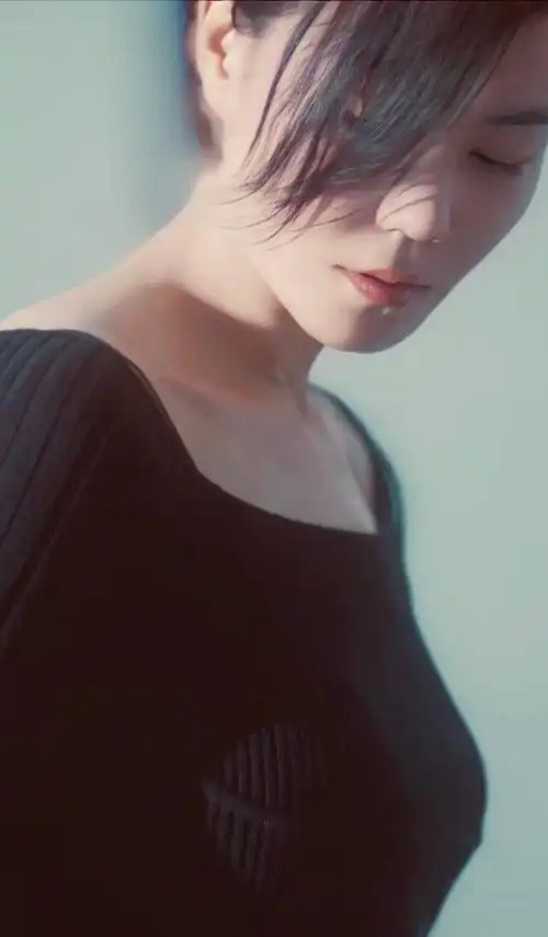 王菲最新秋冬广告大片曝光 自信优雅化身知性女人