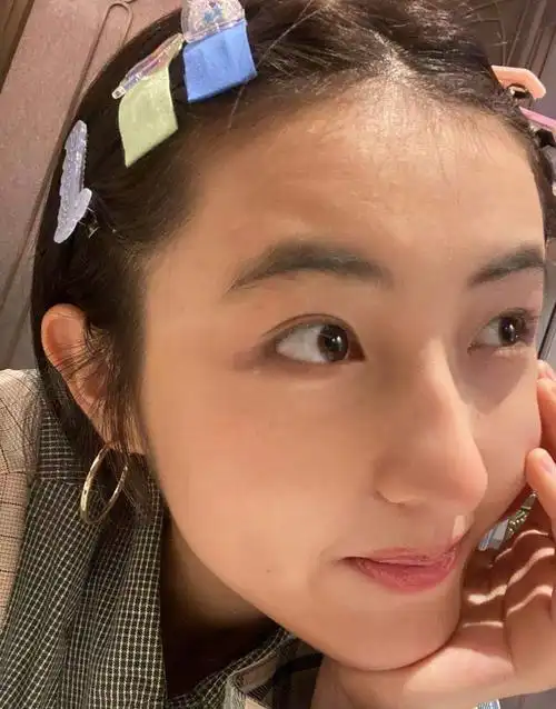 张子枫新发型少女感满满素颜清纯皮肤状态绝佳