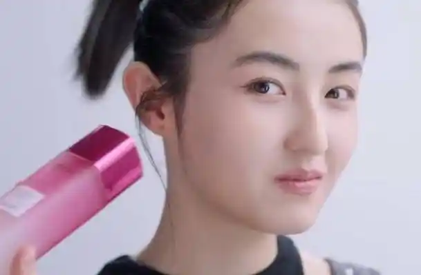 原创张子枫高考后开始减肥近照曝光我酸了18岁就有马甲线