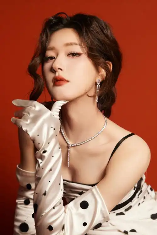 赵露思亮相#微博之夜红毯#造型,身穿versace 2023春夏高定华丽登场