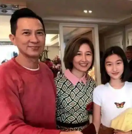原创张家辉全家福曝光58岁关咏荷面容沧桑引热议17岁女儿简直是老爸