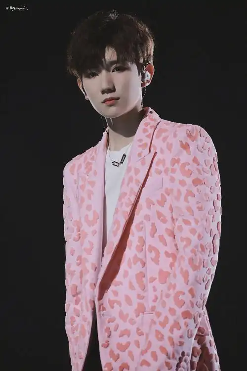 王源粉色西装,穿在你身上更加的浪漫