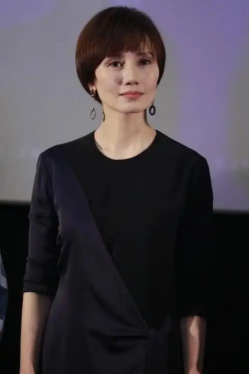 袁泉到中年为什么一直留短发?看了她的长发造型之后,你就明白了