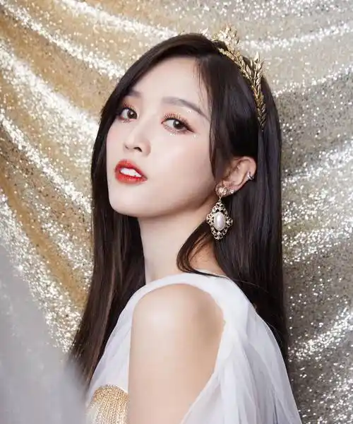 吴宣仪跳钢管舞脚趾超用力穿露肩绑带上衣时尚的同时不忘防晒