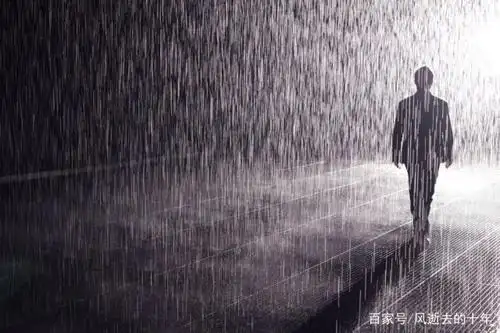 我送她到她们小区门口,以前都是她一个人上去,可想到这莫晚了她一个人