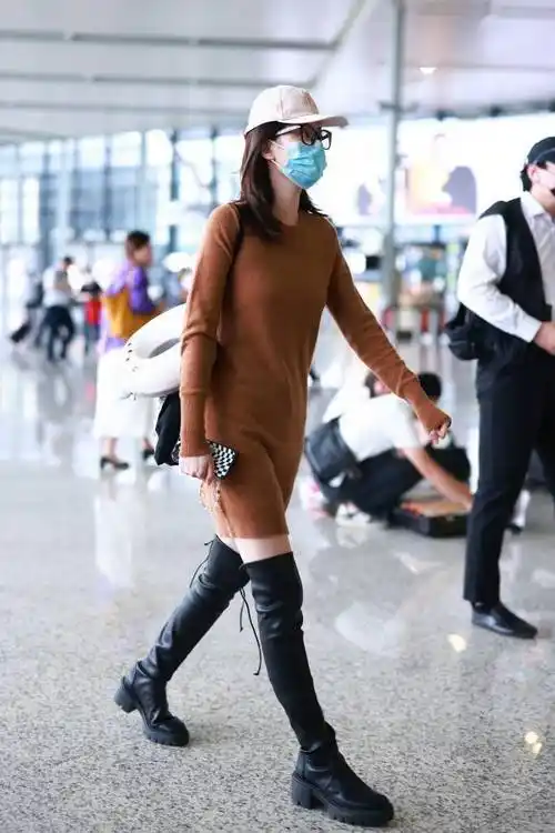乔欣身穿针织裙现身机场 搭配过膝长靴大秀美腿