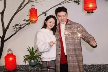 赵丽颖冯绍峰牵手逛街两人憋撇下儿子约会像初恋般甜蜜