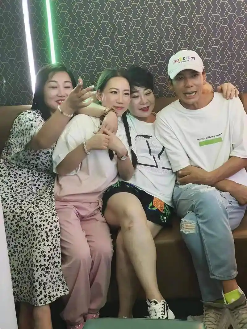 音乐制作人郭峰老师携二人转演员丫蛋打卡憨哥烤 - 抖音