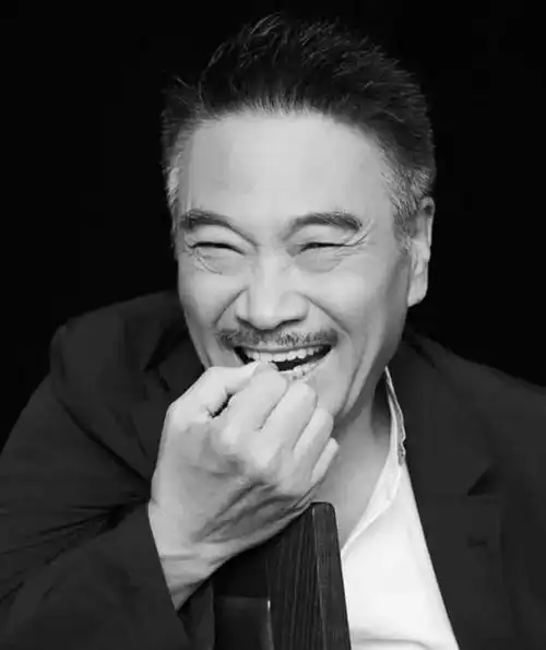 "小马哥"一去不复返,港媒曝出周润发近照,满头白发惹人泪目