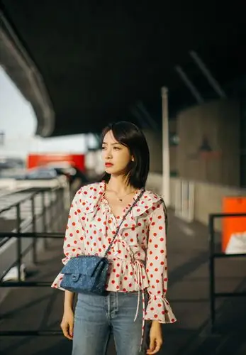 简介:宋茜甜美机场街拍图片,分享一组宋茜图片给大家,图中的明星图片