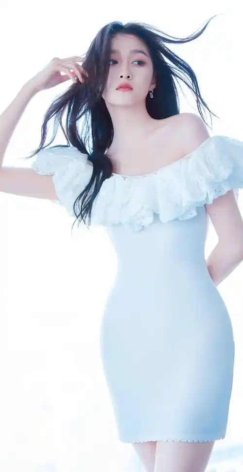 关晓彤甜美碎花大片,身穿白色露肩短裙,散发着醉人的清新花香