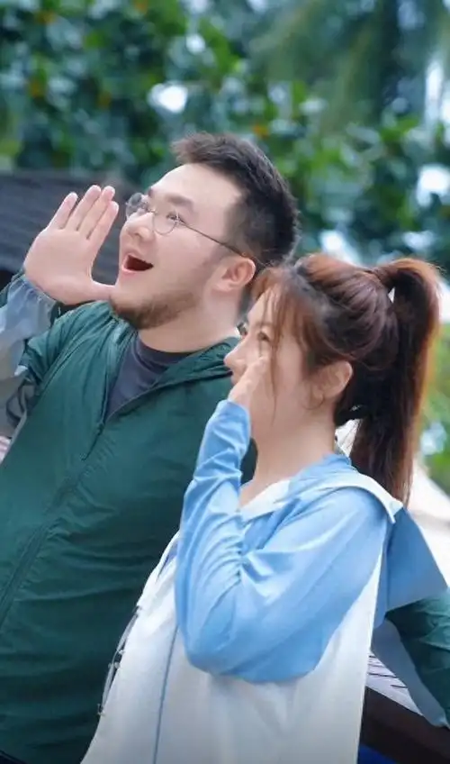 宋丹丹儿子一家度假,巴图背着博谷爱意满泄,二胎长相秀气像奶奶