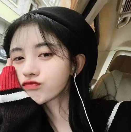 鞠婧祎嘟嘴卖萌自拍,却被发际线抢镜,头发精修更加欲盖弥彰_照片_节目