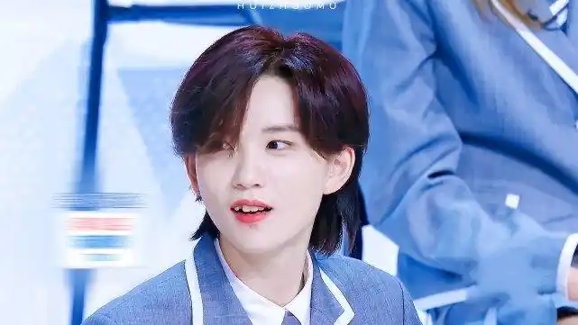 陆柯燃为什么喜欢抿嘴笑当她咧嘴大笑时这牙齿还是把嘴闭上吧