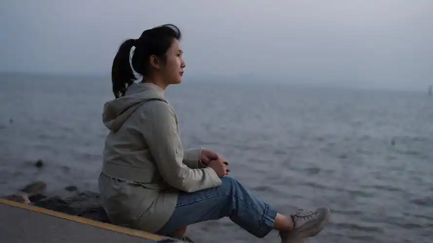 一个人假日发呆找不到人陪我看海