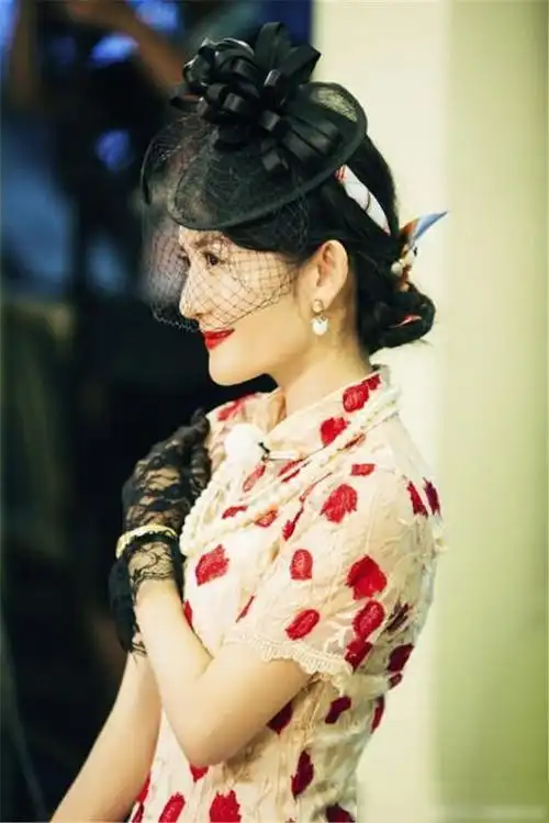 谢娜穿改良旗袍甜美减龄完美勾勒苗条身材水蛇腰让人羡慕