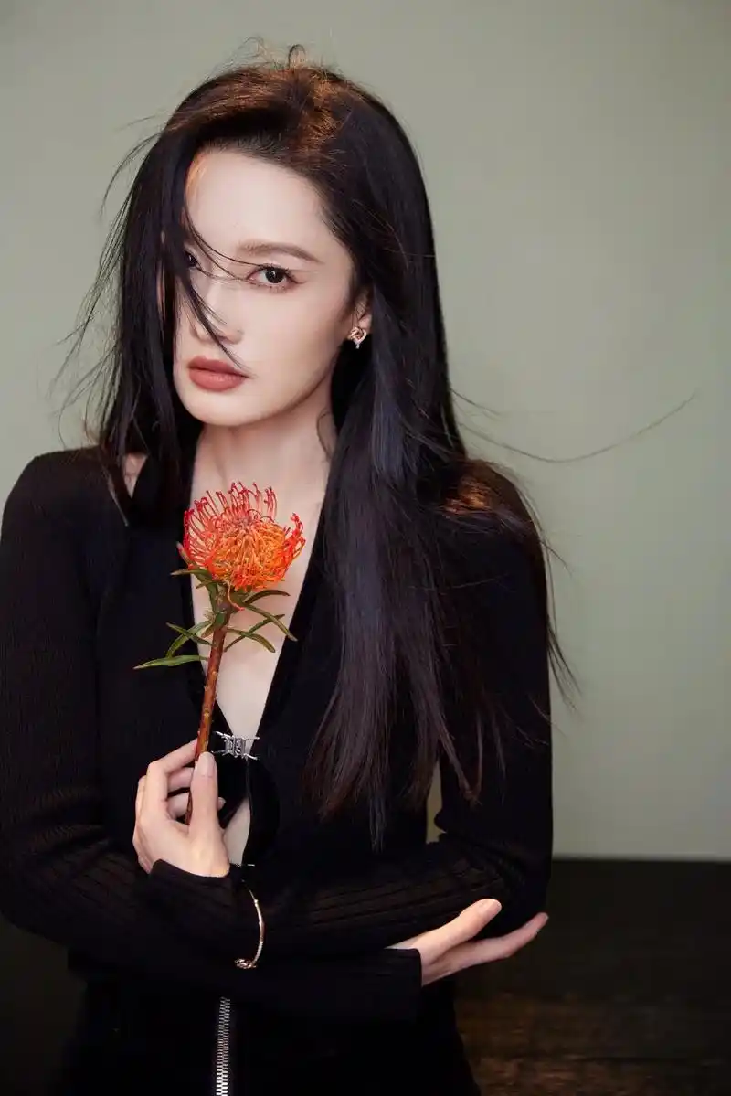 李沁的一组美照曝光,她身穿一袭黑色修身装勾勒细腰长腿,妆容精 - 抖